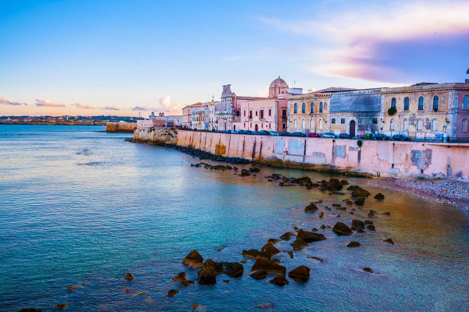 Ortigia při západu slunce, světlo Siracusy