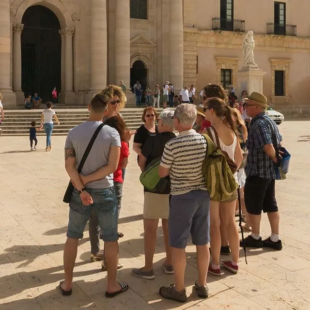 Eleonora, tour guide, cura i contenuti della web-app PhotoGuest