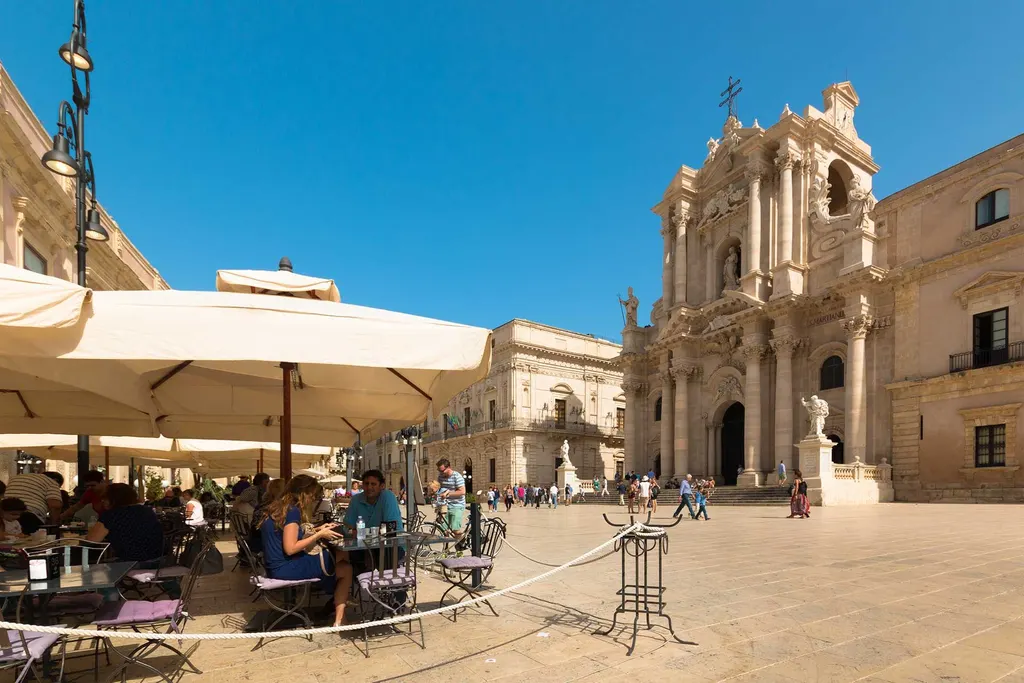 Piazza Duomo v Ortigii ráno (zástupný obrázek)