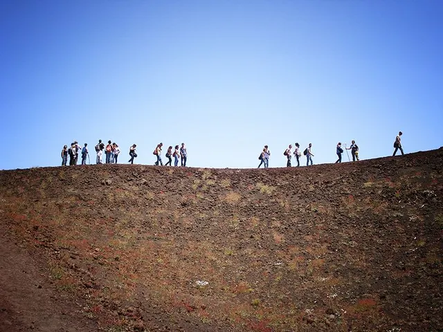 Etna za mořem, pohled od pobřeží (zástupný obrázek)